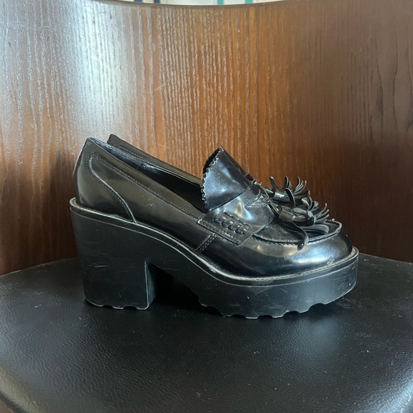 Chunky tassel heels. Size 8. - Picture 3 of 6